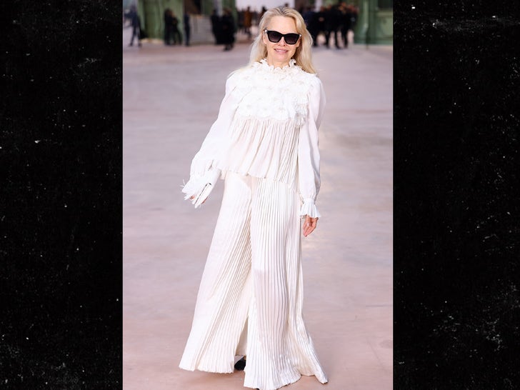 0127-Celebrities-at-Chanel-Haute-Couture-Paris-Fashion-Week-photos-primary-4