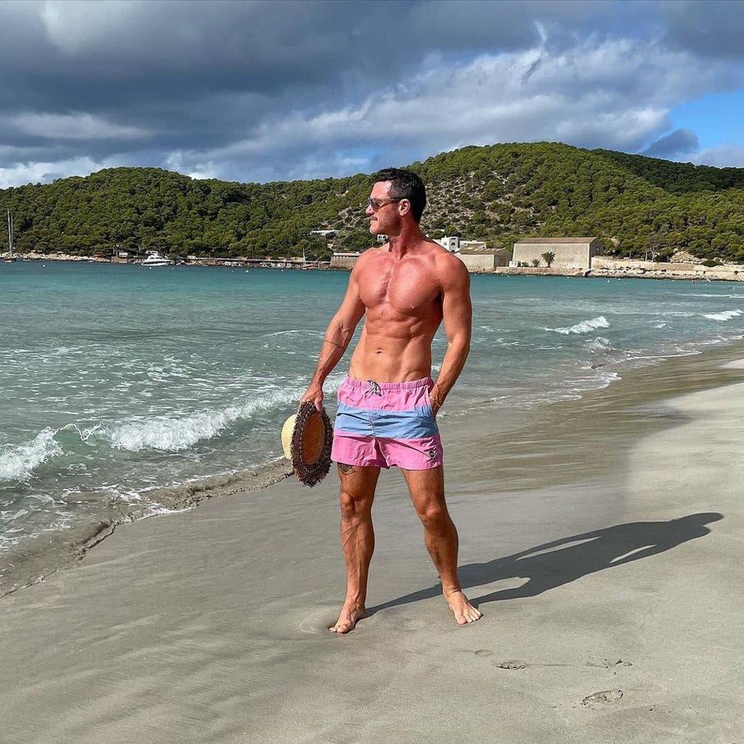 0415 Luke Evans Shirtless Shots 5