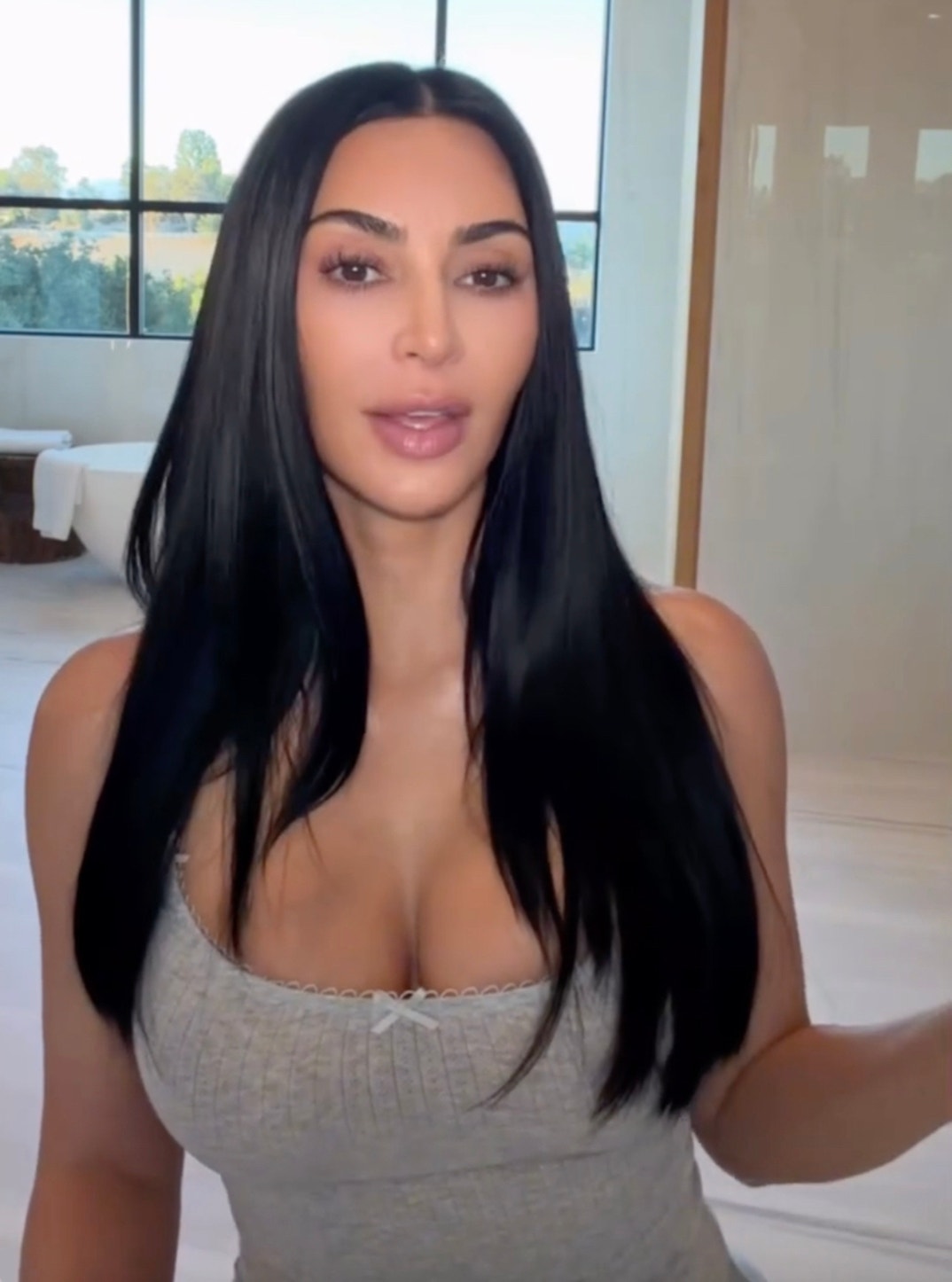 Kim Kardashian Hot Shot 0