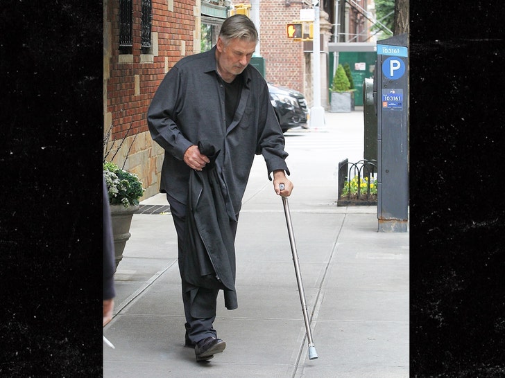 Alec Baldwin a été aperçu en train de marcher avec une béquille à New York, pour la première fois depuis son opération