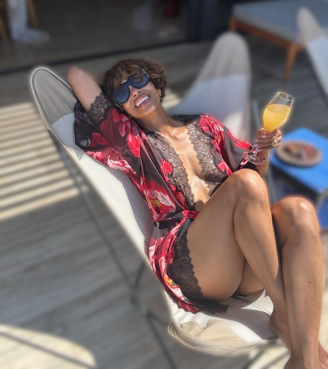 Halle Berry Hot Shots 2