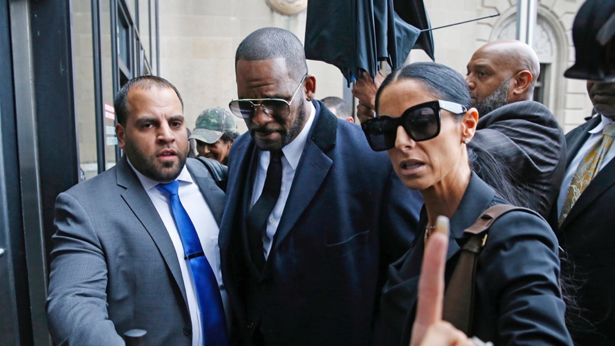R Kelly Walking Into Court To Challenge Sex Tape