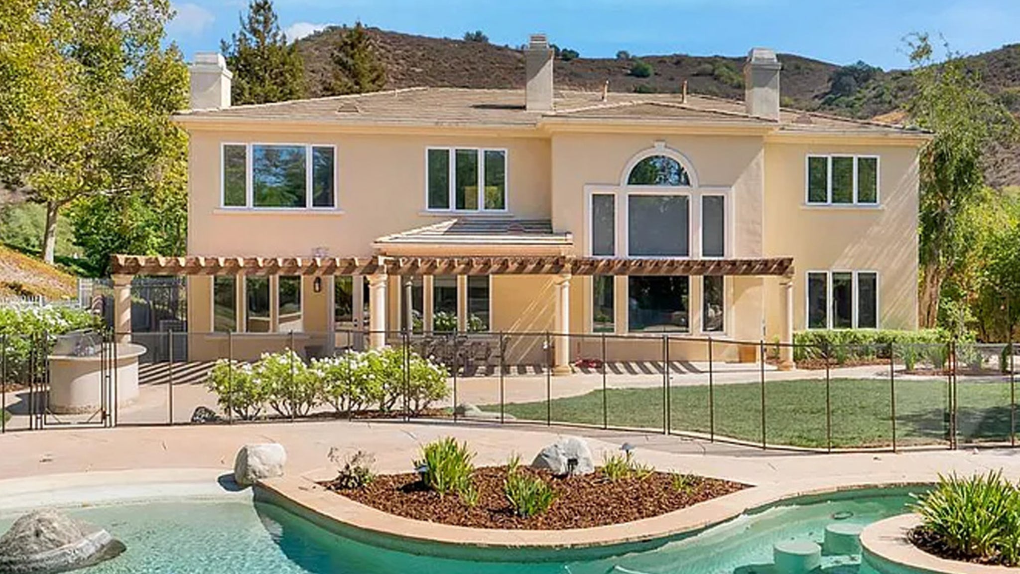 Lamar Odom Planting Roots Back In CA, Renting Bachelor Pad thumbnail