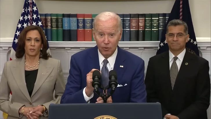 Joe Biden lit à nouveau les instructions du téléprompteur pendant son discours, « Pause »