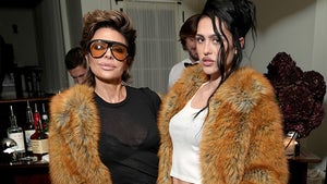 1120-Lisa-Rinna-Amelia-Gray-Whod-You-Rather-HERO