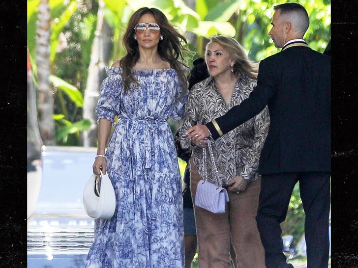 ben affleck and jennifer lopez and family x17 3