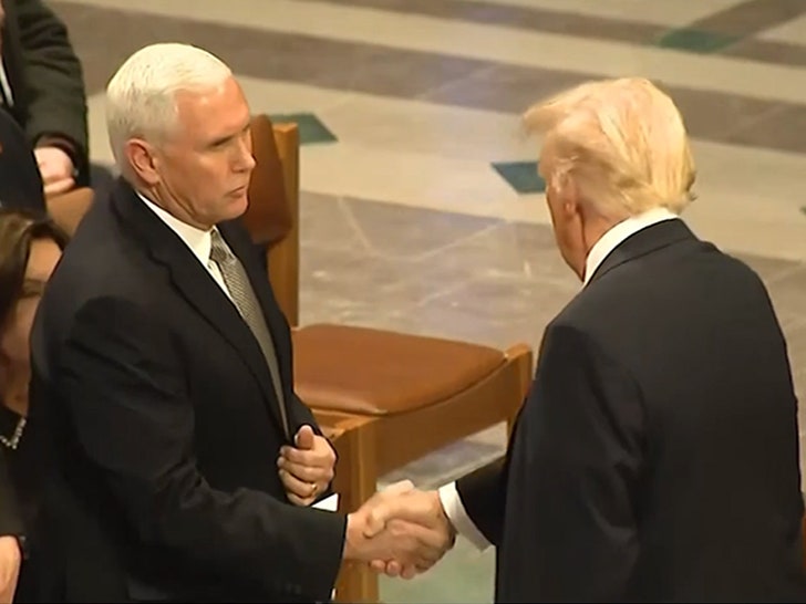 010925-jabat tangan-trump-pence