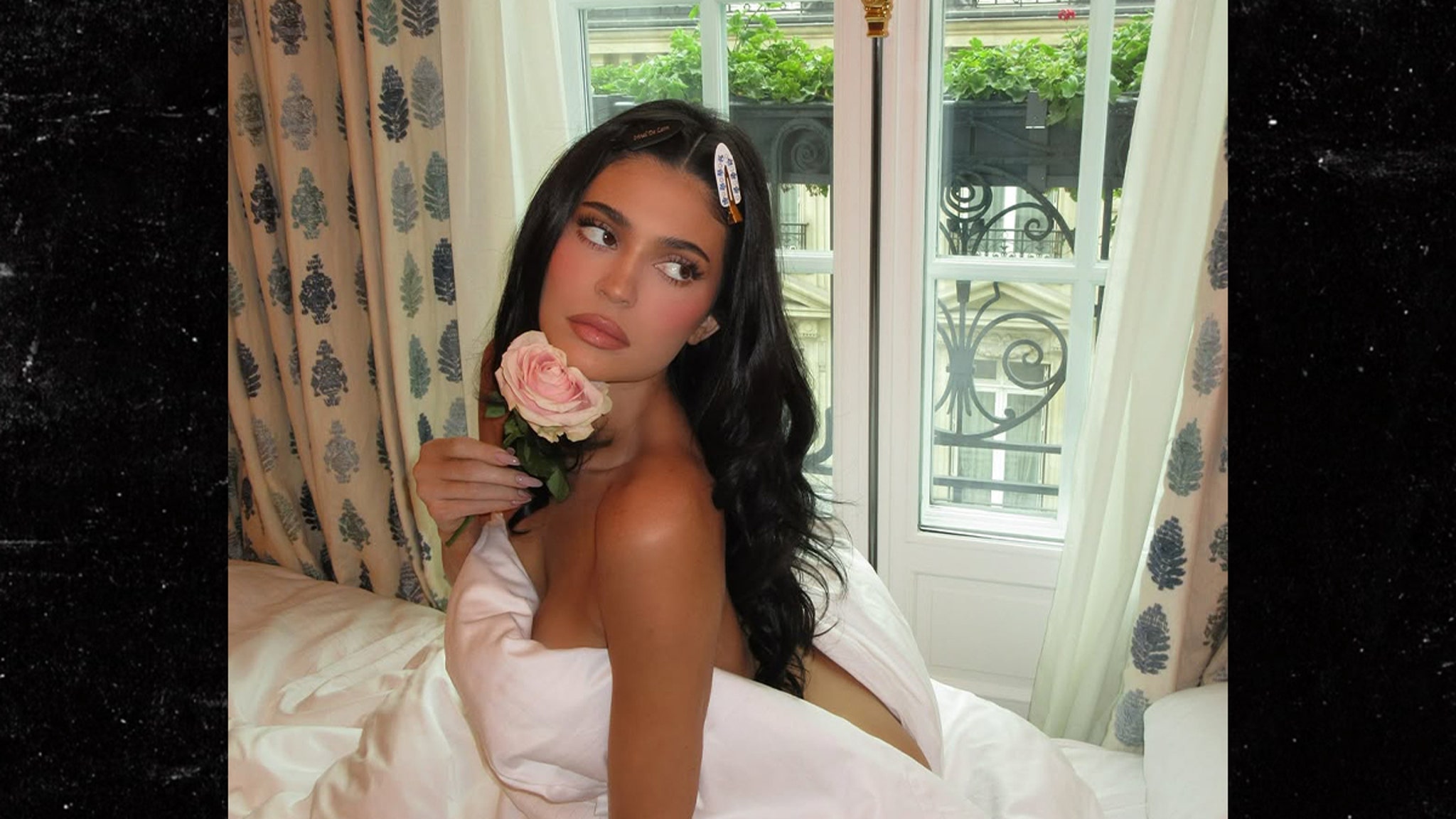 Kylie Jenner Covers Herself with Just A Sheet in Sexy Instagram Post Kylie Jenner Covers Herself with Just A Sheet in Sexy Instagram Post