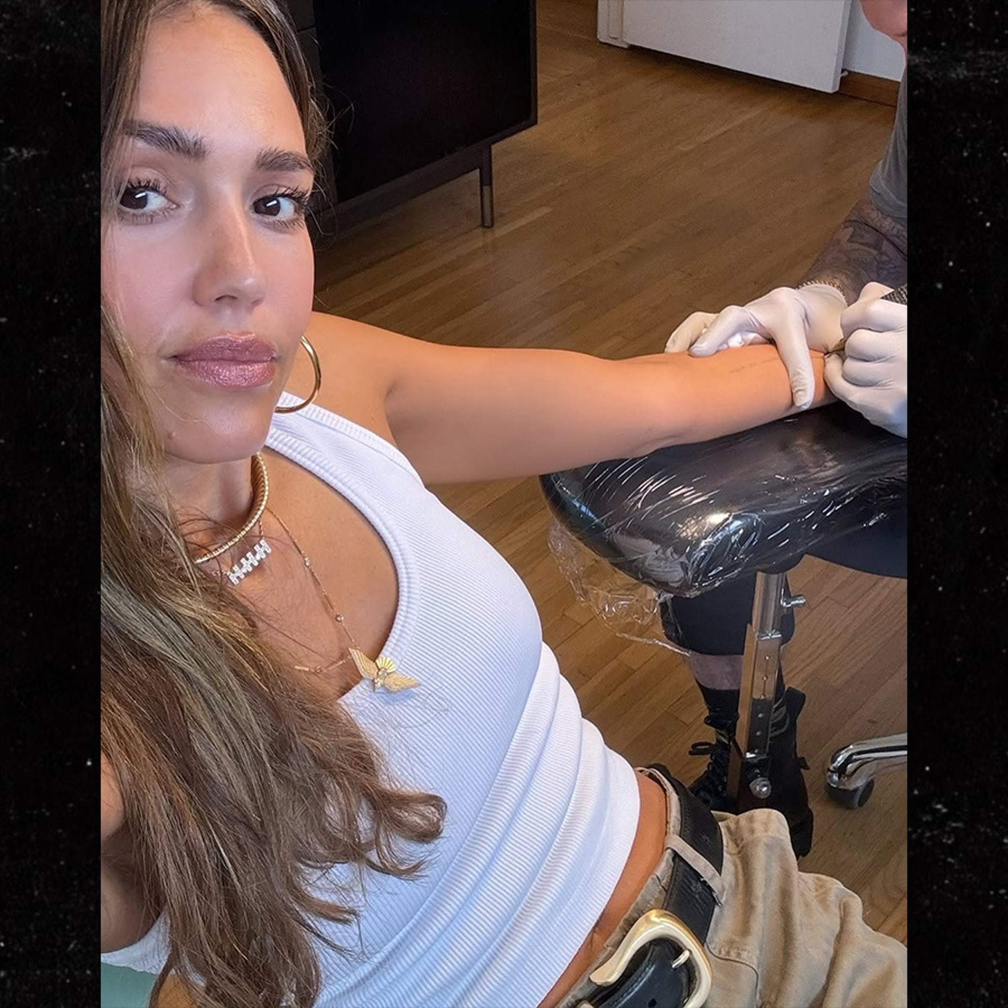 jessica-alba-wrist-tattoos-jessica-alba-mit-neuen-sternzeichen-tattoos