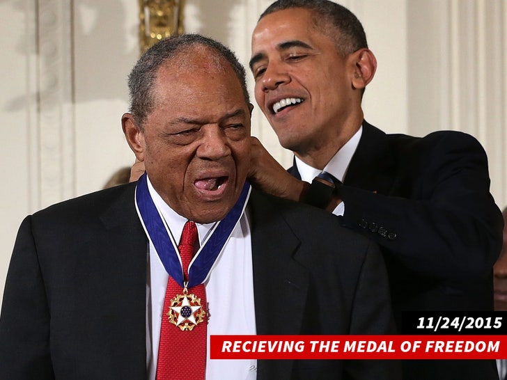 Willie Mays receiving the Medal of Freedom from Barak Obama