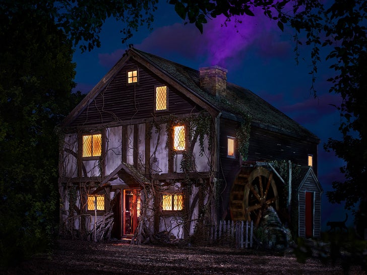 'Hocus Pocus' Sanderson Sisters Cottage