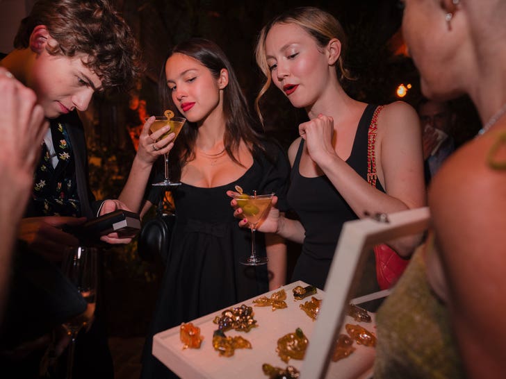 Olivia Rodrigo, Iris Apatow