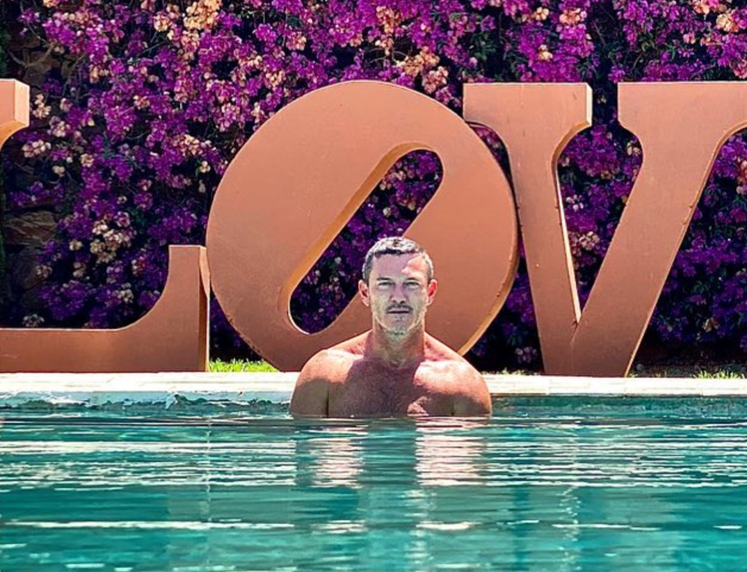 luke-evans-shirtless-hot-photos7