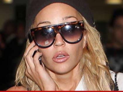 1028-amanda-bynes-airport-getty-01