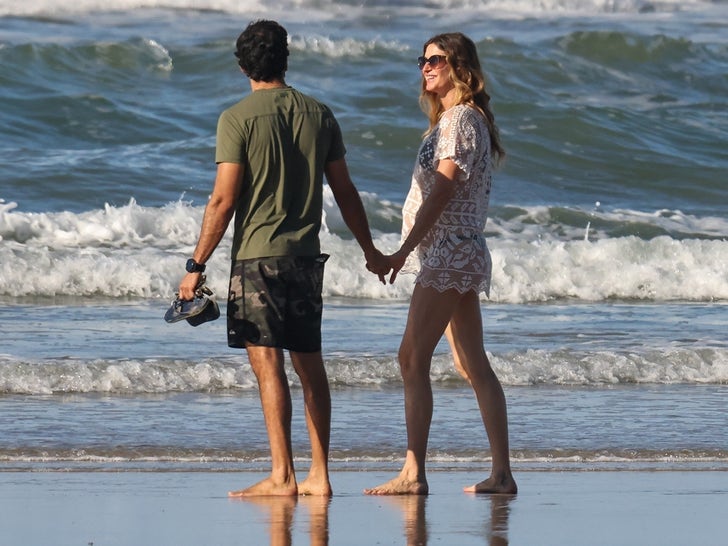 1203-Gisele-Bundchen-Pregnant-Beach-Bikini-Costa-Rica-Joaquim-Valente-Photos-primary-3