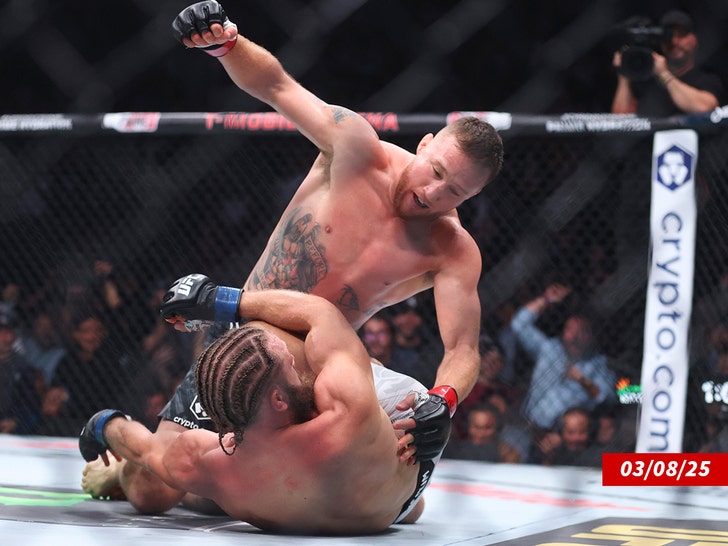 Justin Gaethje uit de Verenigde Staten slaat Rafael Fiziev Getty