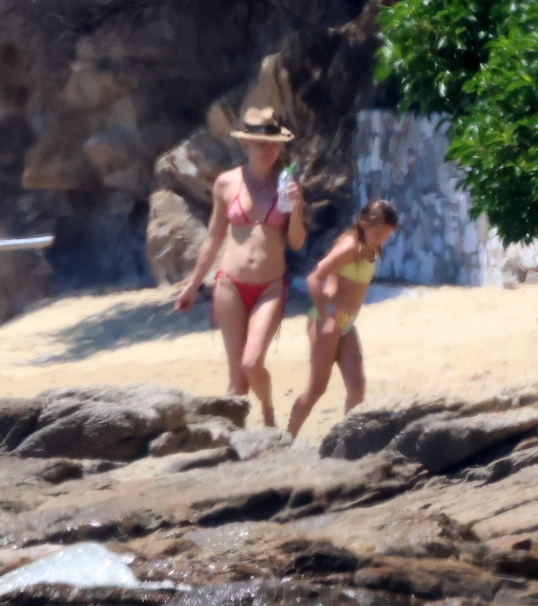 Kate Hudson Paddle Boarding Fam Vacation 5