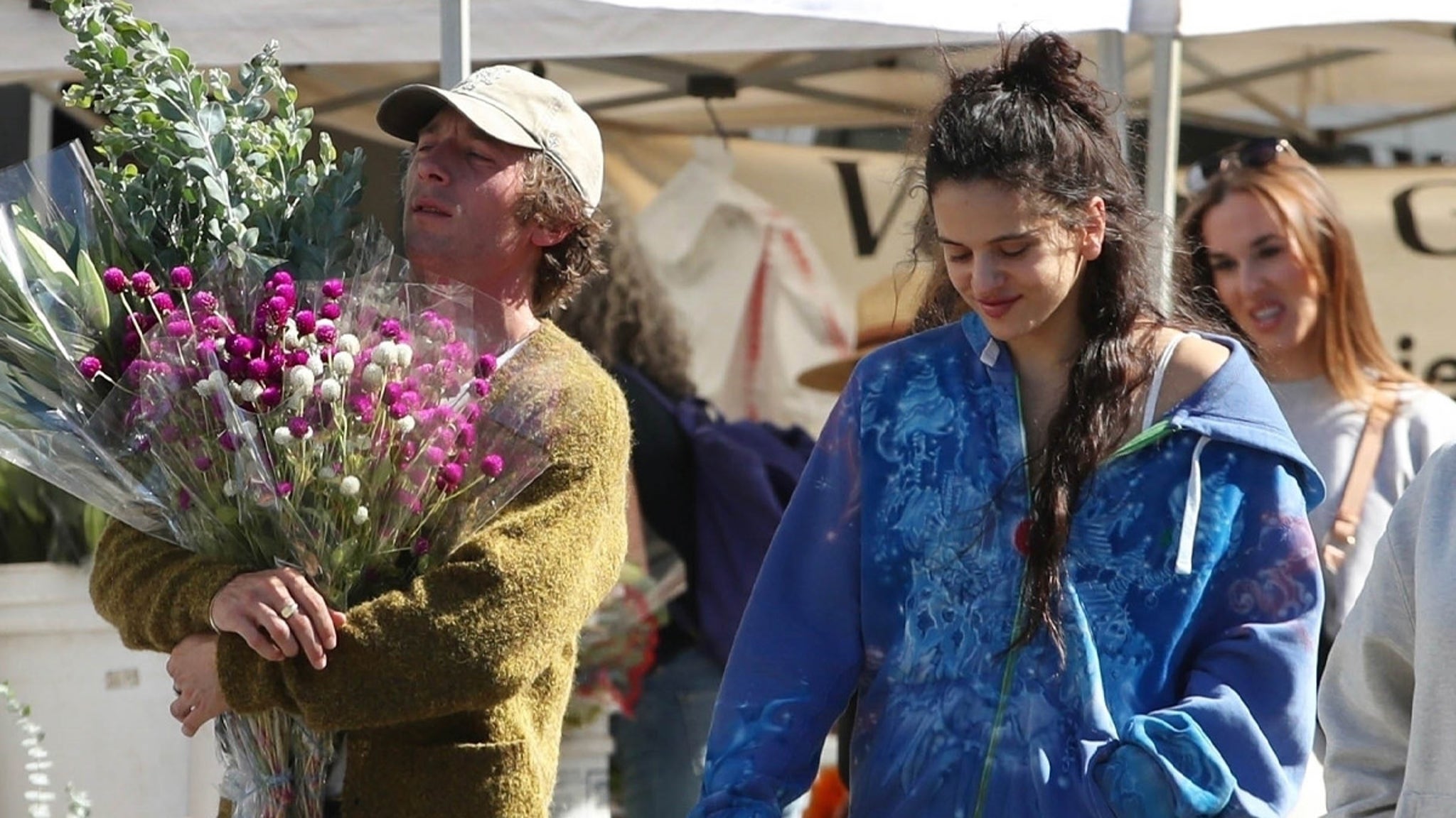 Jeremy Allen White Y Rosal a Compran Flores En El Mercado Agr cola