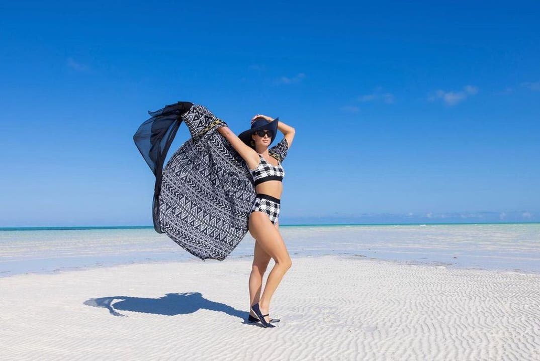 0216 Paris Hilton Hot Shots 0