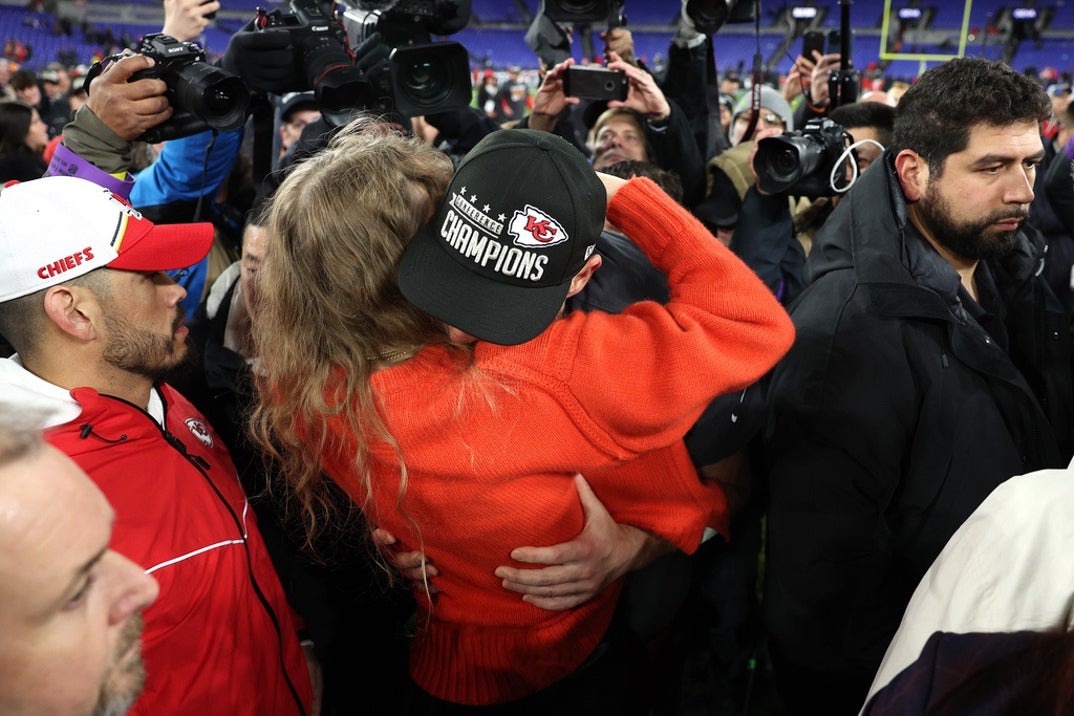 Taylor Swift Travis Kelce After Chiefs Win photos 11