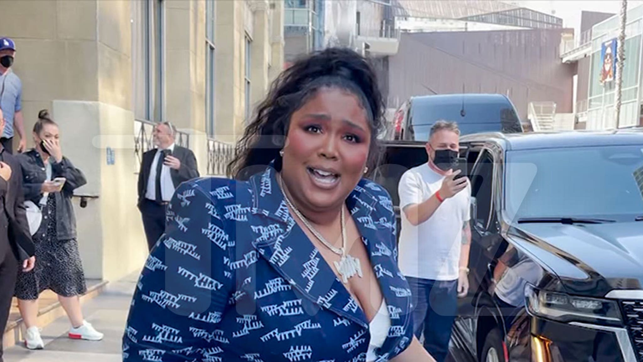 Lizzo and Jamie Foxx Chat It Up with TMZ Celebrity Bus Tour #Lizzo