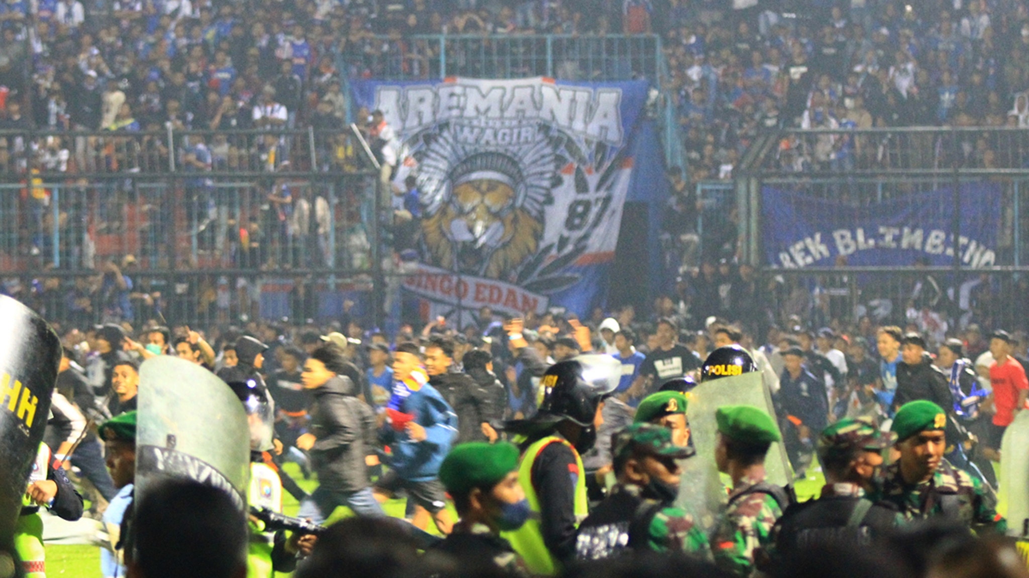 La débandade d’un match de football en Indonésie tue au moins 147 fans