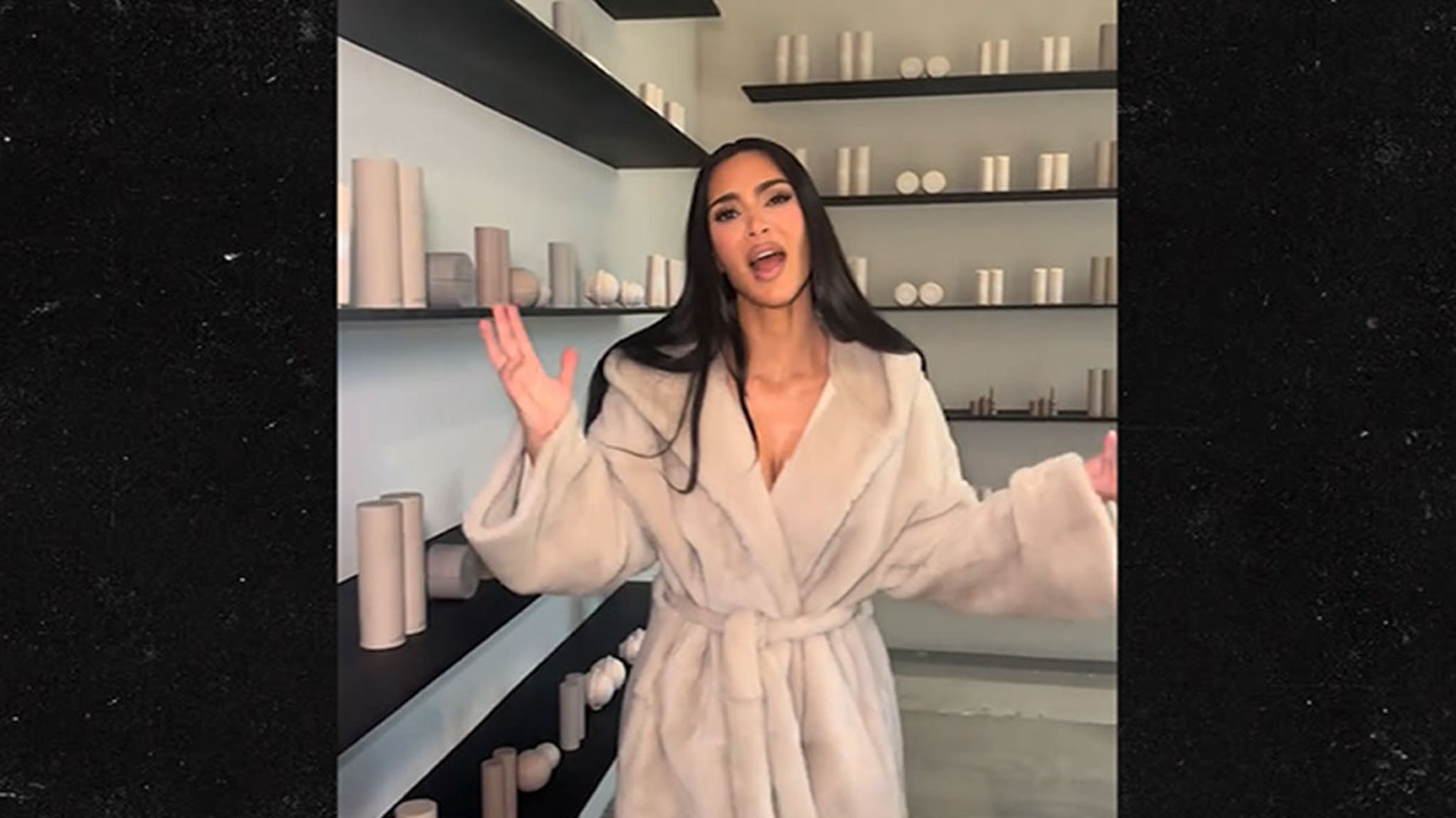 Kim Kardashian se suma a la tendencia de los vídeos 'Of Course' y da un recorrido por su oficina