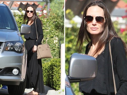 1209_angelina_jolie_AKMGSI_zoom