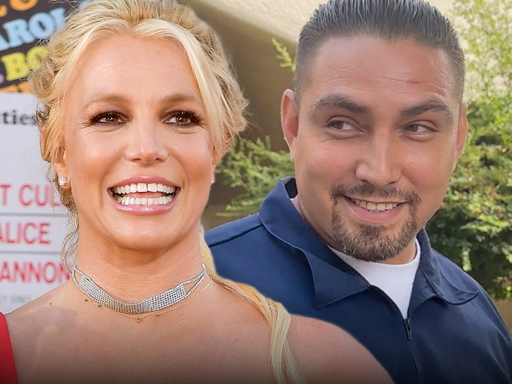 Britney Spears ficando forte com Paul Soliz, leva seus filhos para o playground interno