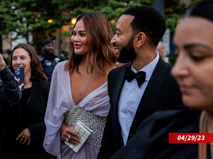 chrissy teigen john lenda