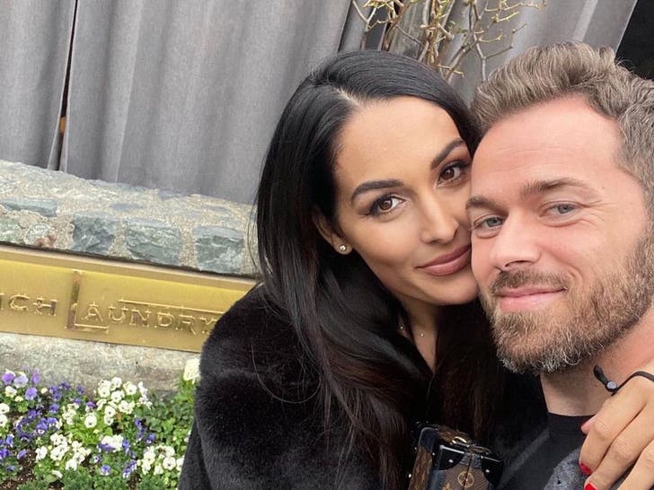 Artem Chigvintsev dan Nikki Bella Bersama