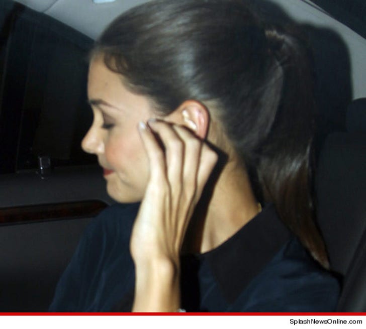 Katie Holmes -- The Wedding Ring Finally Comes Off :: 0702-katie-olmes-no-rings-wm-splash-3