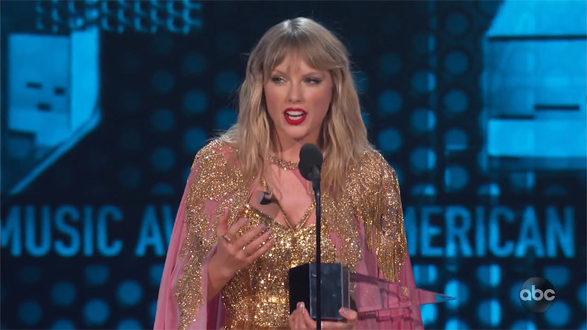 Taylor Swift Accepts AMA Award, No Mention of Scooter Braun or Big Machine