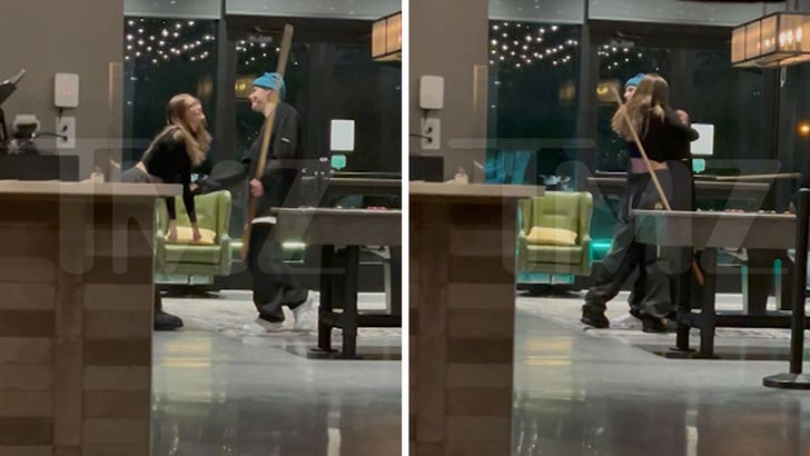 Justin e Hailey Bieber si abbracciano, schiaffeggiano il culo al tavolo da biliardo in Pennsylvania