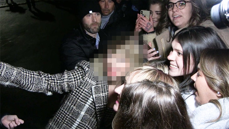 Guess Who the Singer Taking Selfies With Fans Is! Guess Who the Singer Taking Selfies With Fans Is!
