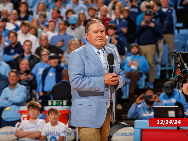 Pelatih kepala sepak bola North Carolina Tar Heels, Bill Belichick, berbicara kepada penonton