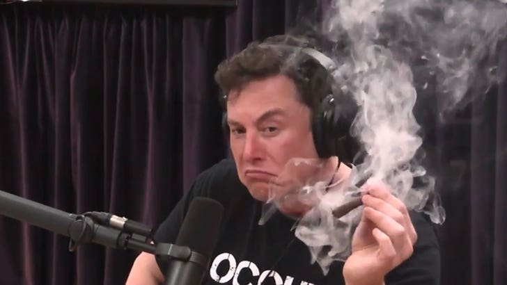 Elon Musk, Joe Rogan ile Künt Sigara İçtikten Sonra Federallerin Uyuşturucu Testini Yaptığını Söyledi