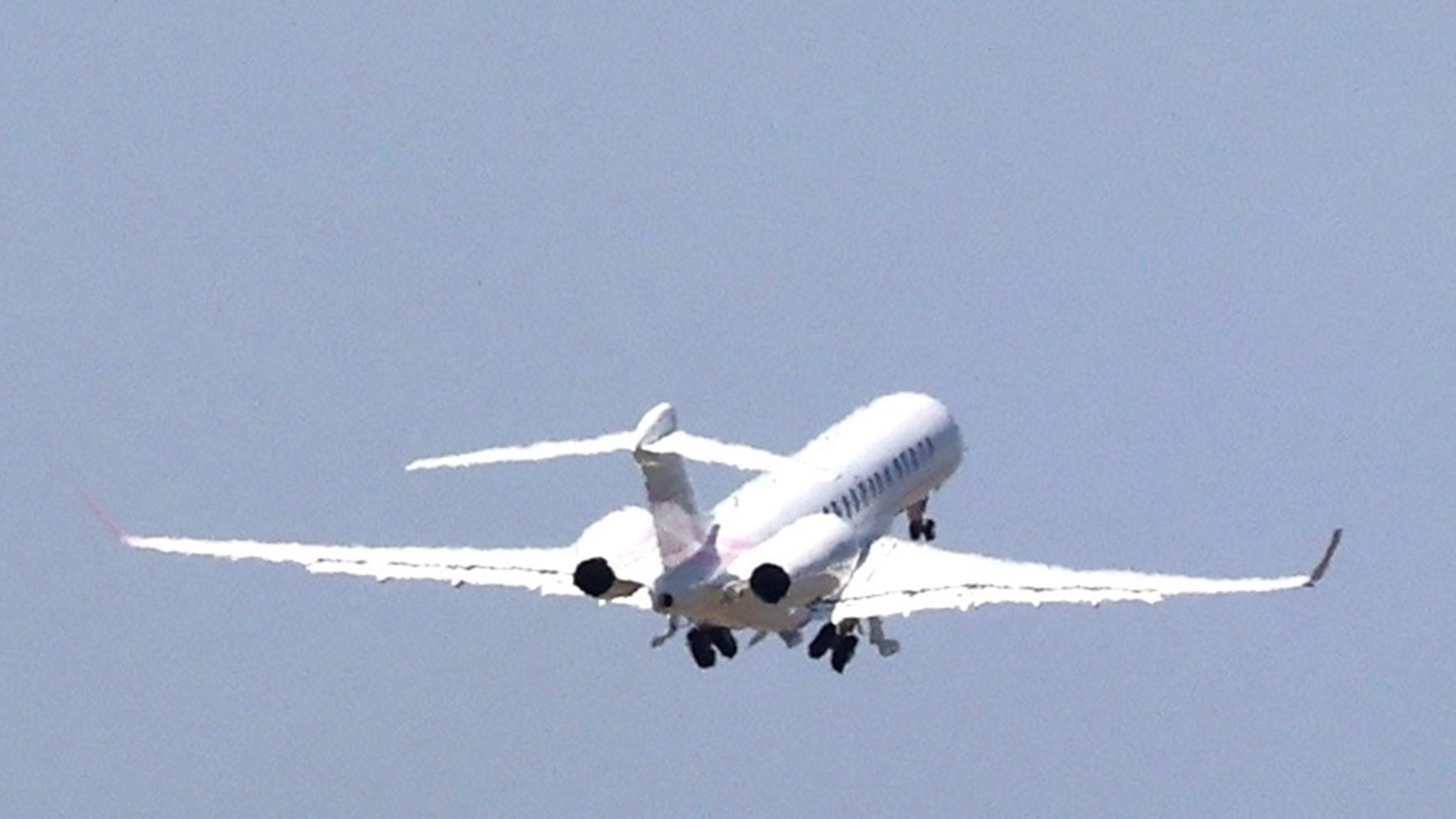 Travis Barker Flies on First Airplane Since Deadly Crash, image size:2048x1152