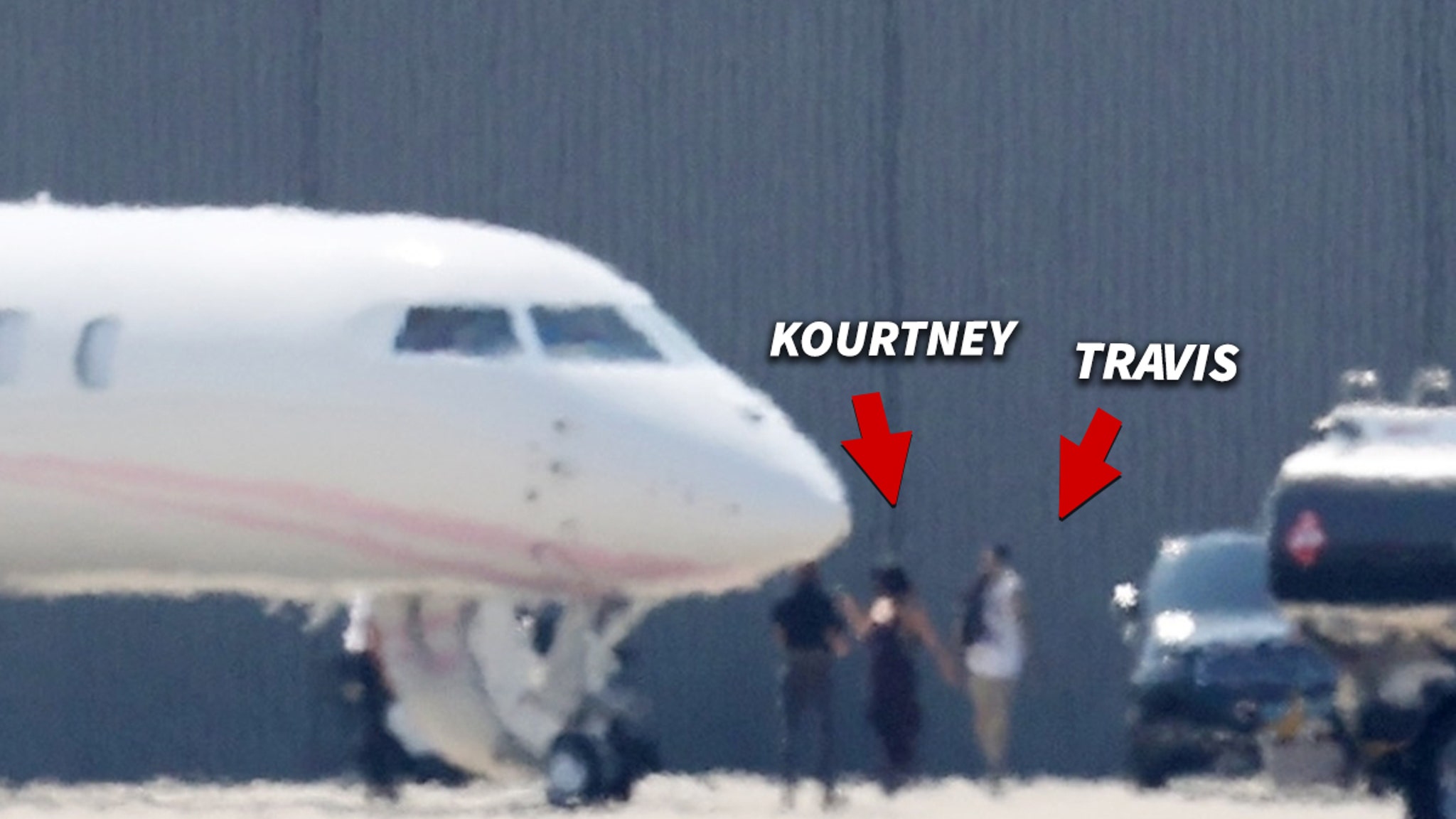 Travis Barker Flies on First Airplane Since Deadly Crash, image size:2048x1152