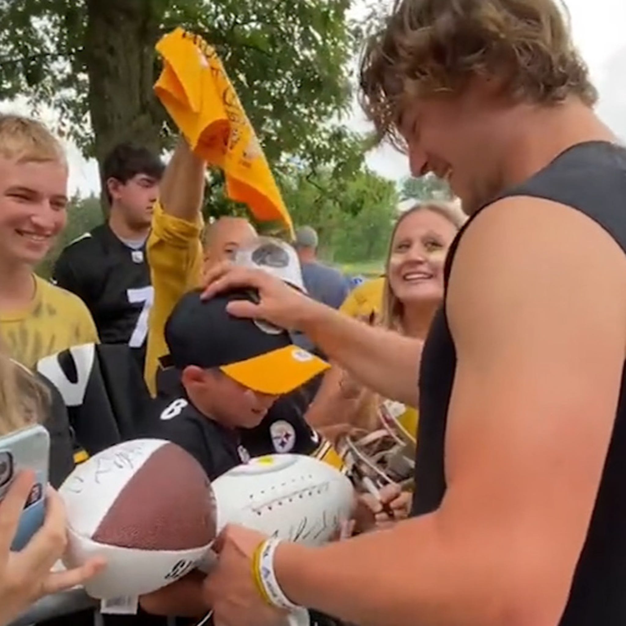 The Porters sign autographs for Steelers fans at Friday Night Lights # steelers #nfl 