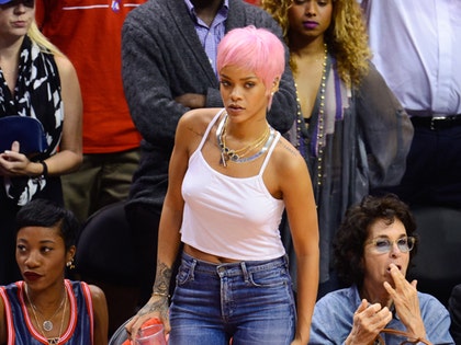 rihanna_courtside_clippers_pink_hair_sexy_photos_0115