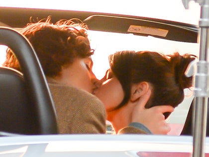 0921-Selena-Gomez-kiss-Timothee-Chalamet-on-the-set-of-Woody-Allen-movie-primary