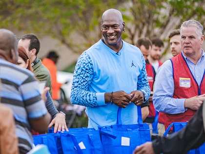 1120-michael-jordan-thanksgiving-splash-02