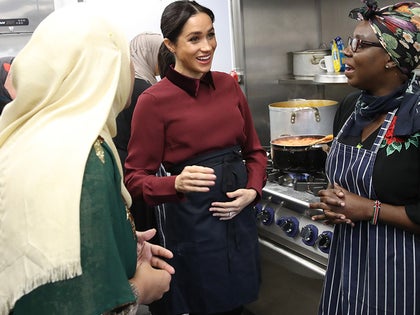 1122-meghan-markle-pregnant-hubb-community-kitchen-photos-primary