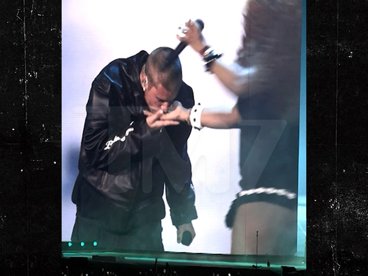 052425-justin-bieber-sza-hand-kiss-v1