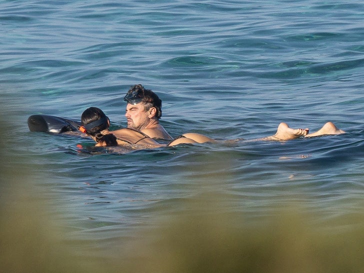 Leonardo DiCaprio & Vittoria Ceretti Relax in Formentera backgrid sub 3