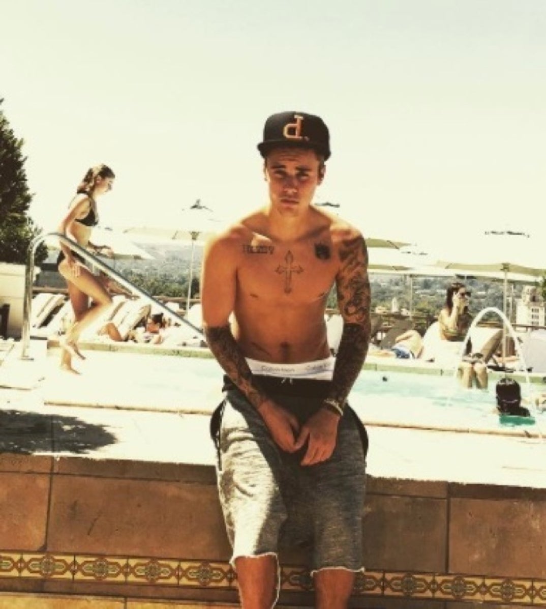 0229_justin_bieber_shirtless07