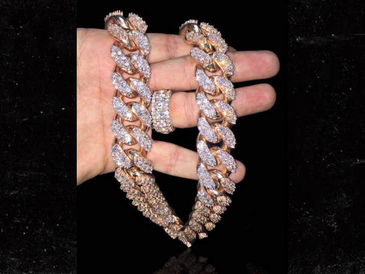 Adrien Broner -- About Diamonds Drops k On Mega-Chain PHOTO :: 0617-adrien-broner-chain-01-1200x630