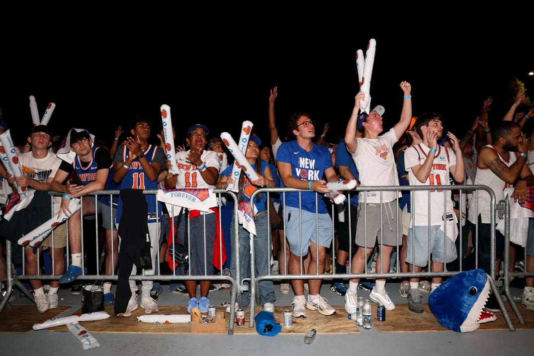 knicks fans celebrate GettyImages-2280997904