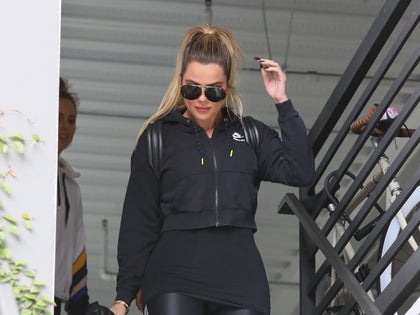 0327_khloe_kardashian_yoga03